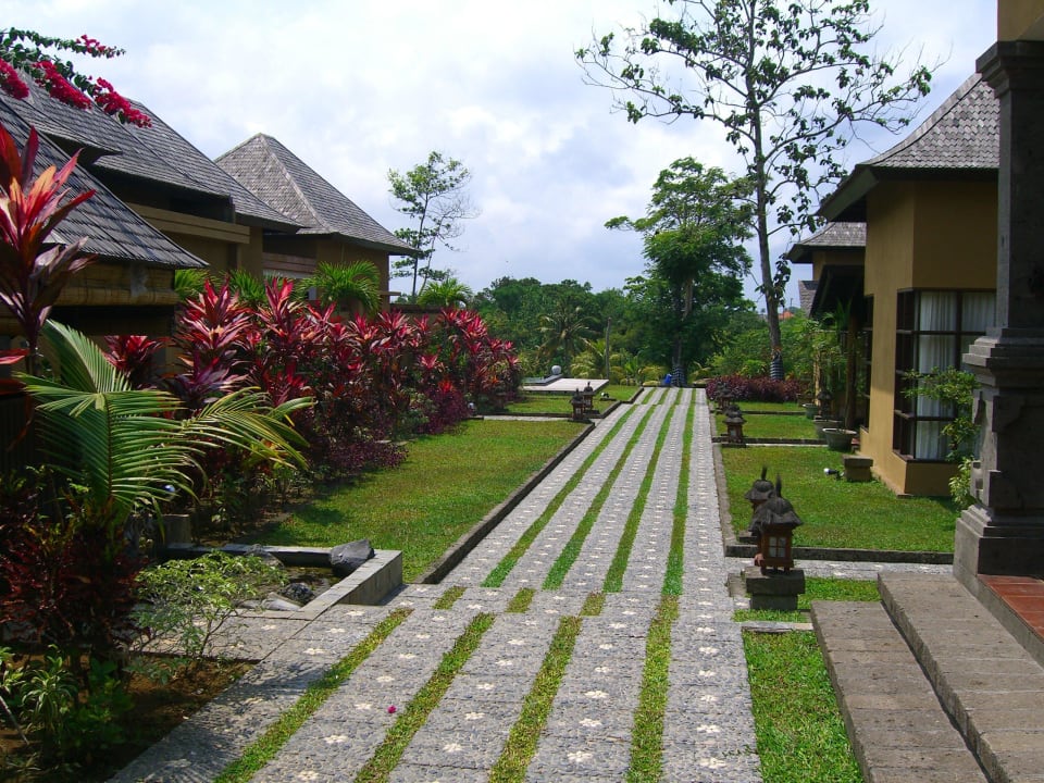 Blick vom Eingang zum hinteren Poolbereich Villa Mimpi Manis Bali Guesthouse