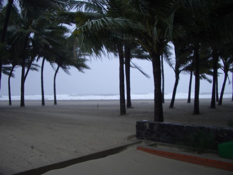 Hotelstrand während des Taifuns Hotel Hoi An Beach Resort