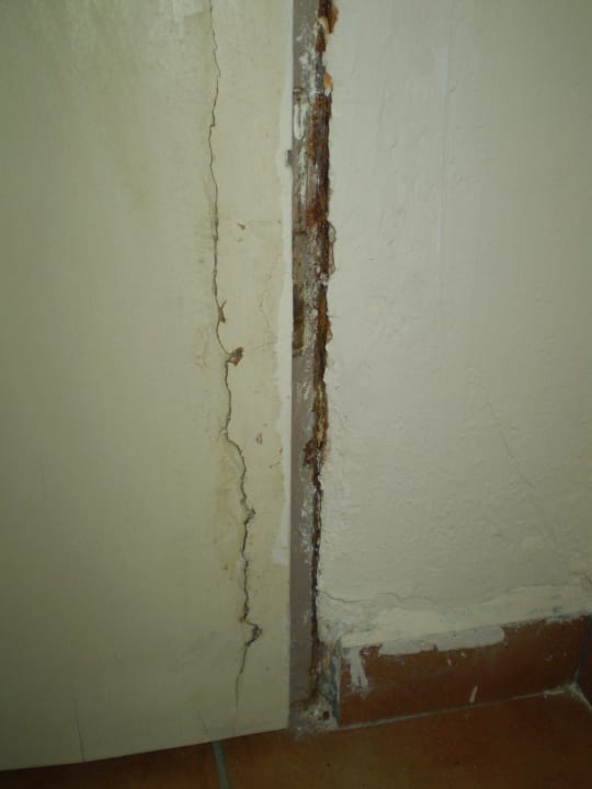 Schäbiger Türrahmen Hotel Greenpark