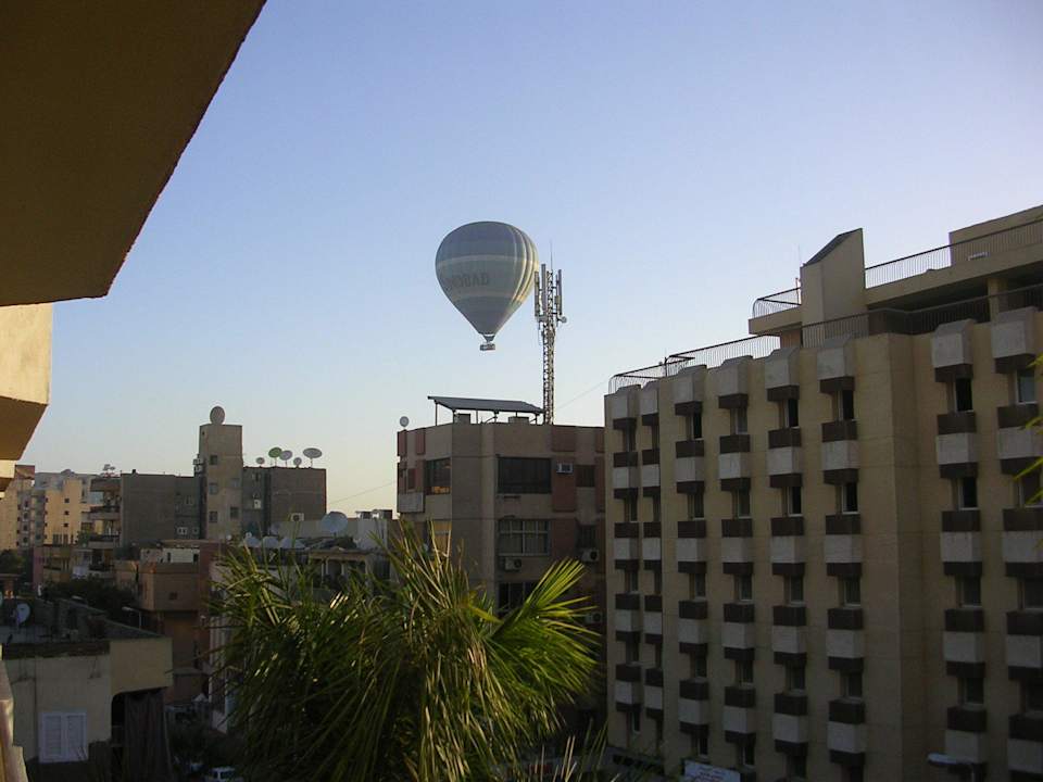 Straatzijde Pyramisa Hotel Luxor