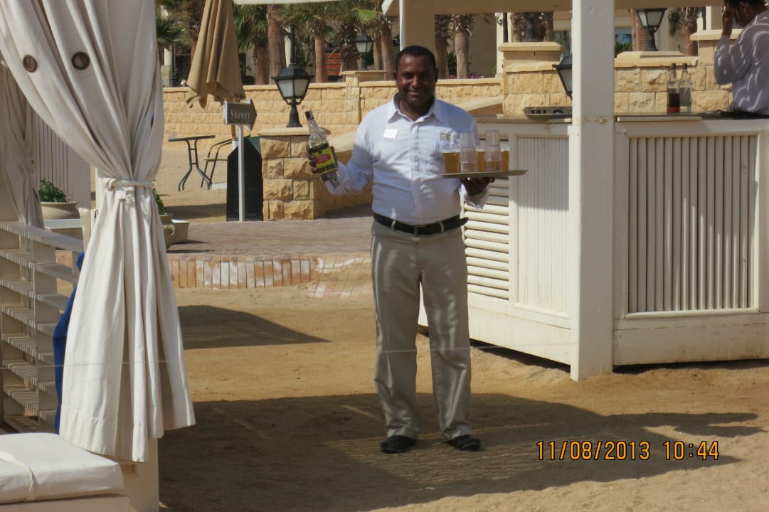 Ibrahim beim Service Kaisol Romance Resort