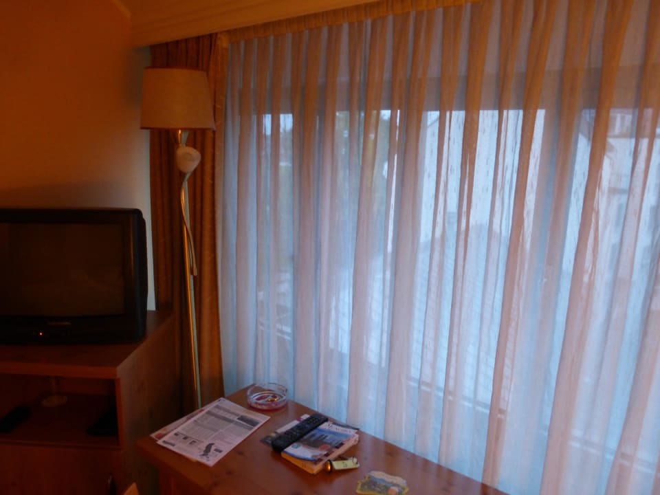 Zimmer mit Aschenbecher und Gardinen Hotel Gasthof zur Post