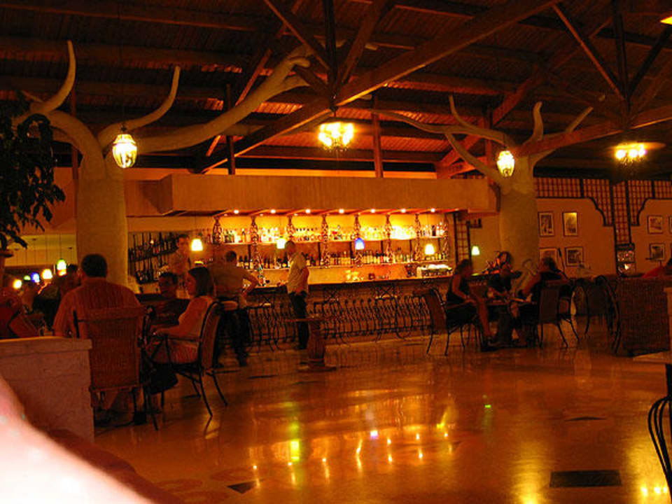 Lobbybar bei Nacht Hotel Playa Pesquero