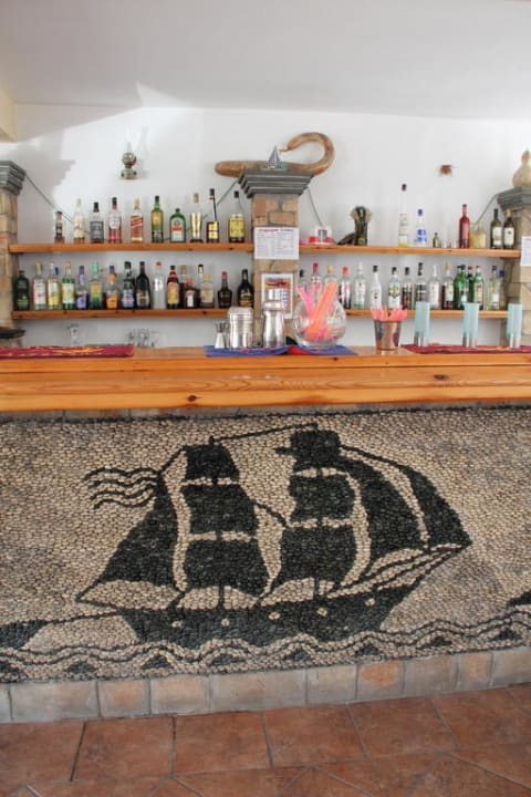 Kunstvoll gestaltete Bar Ekaterini Hotel