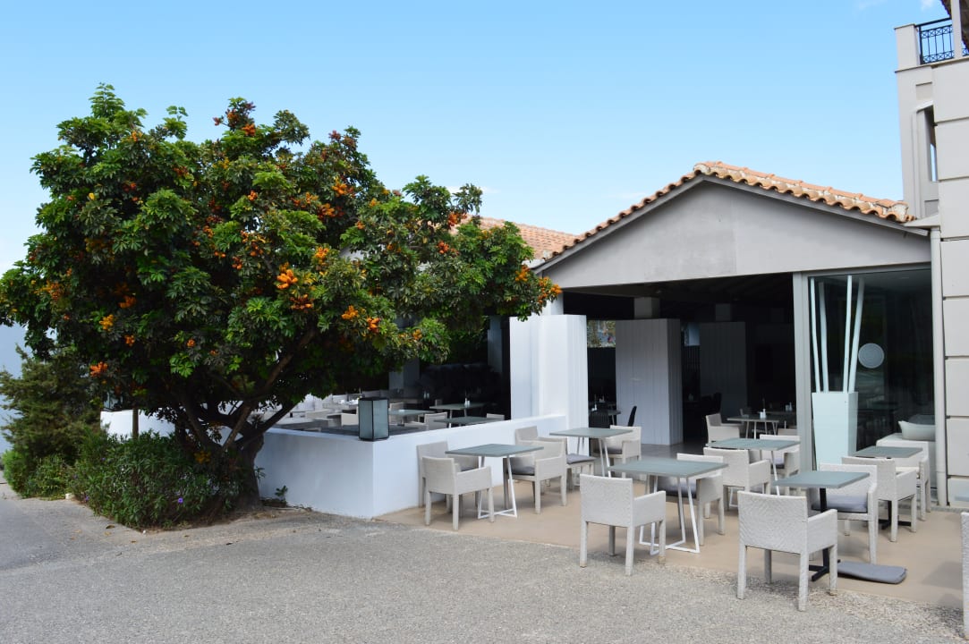 Outdoor- sowie Indoor-Essensbereich. The Bay Hotel & Suites