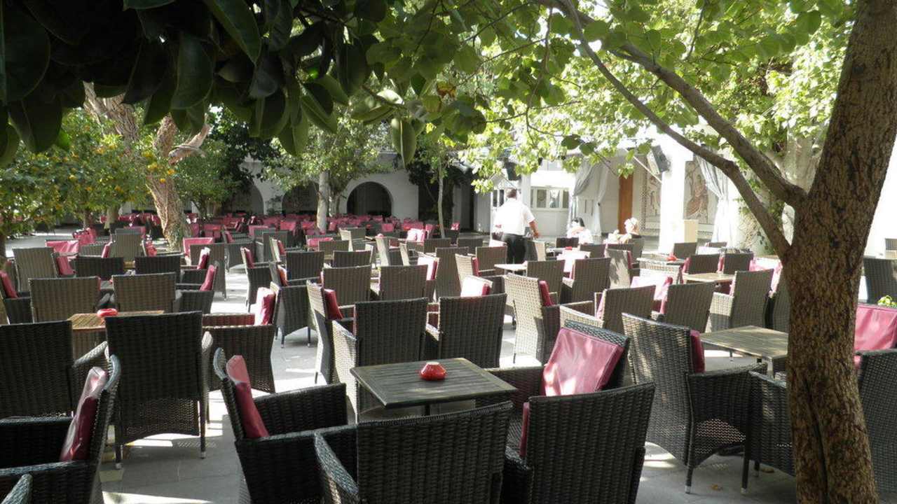 Sitzplätze zwischen Pool und Bühne The Orangers Beach Resort and Bungalows