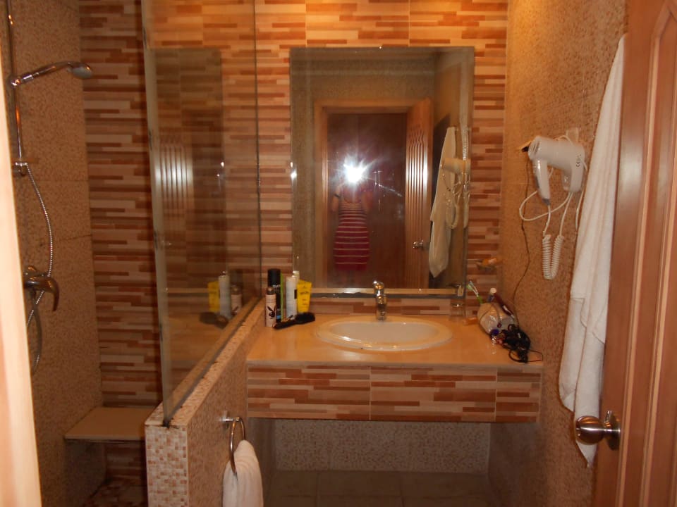 Bad mit großem Spiegel Mahdia Beach & Aquapark