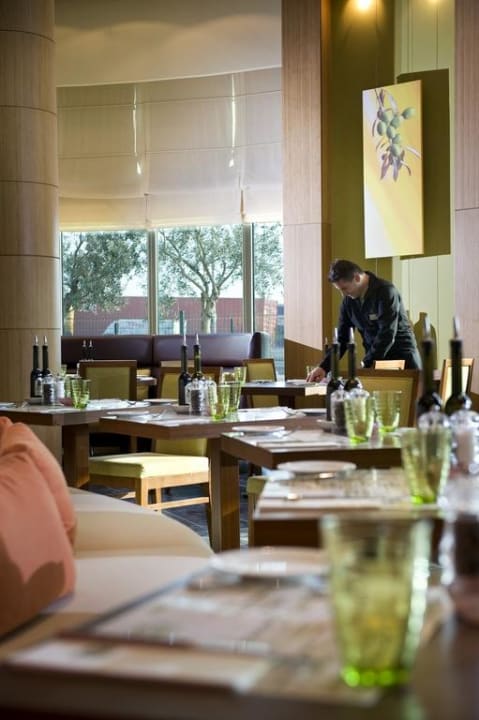 On-Site Mediteranean Restaurant Oleo Pazzo Delta Hotels Istanbul West