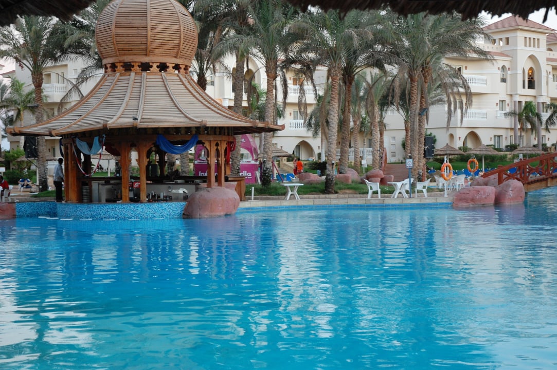 Jeden z barów przy basenie Hotel Tropicana Azure Club