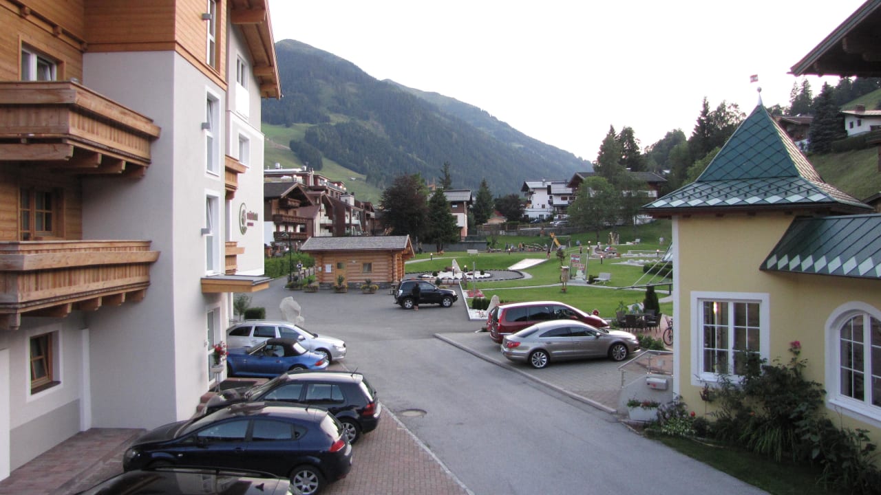 Blick vom Balkon Ortseinwärts, li/re Nachbarhotel  ARBOR - Hotel & Apartments