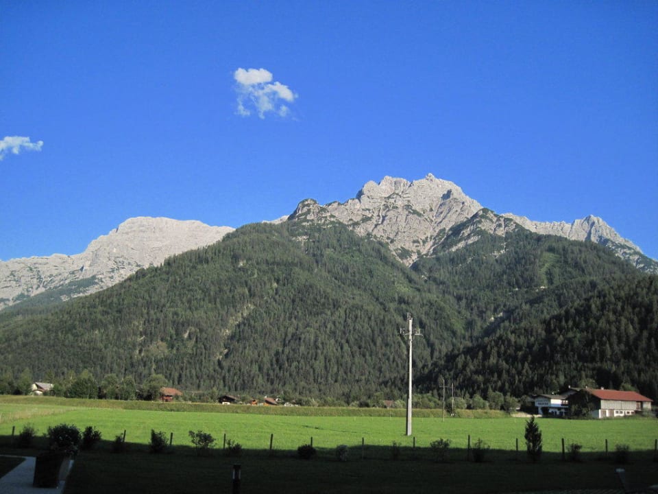 Hinter dem Hotel elaya hotel steinplatte