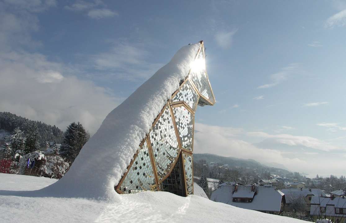 Bodo wacht über Seeboden Apartments Haus Krista