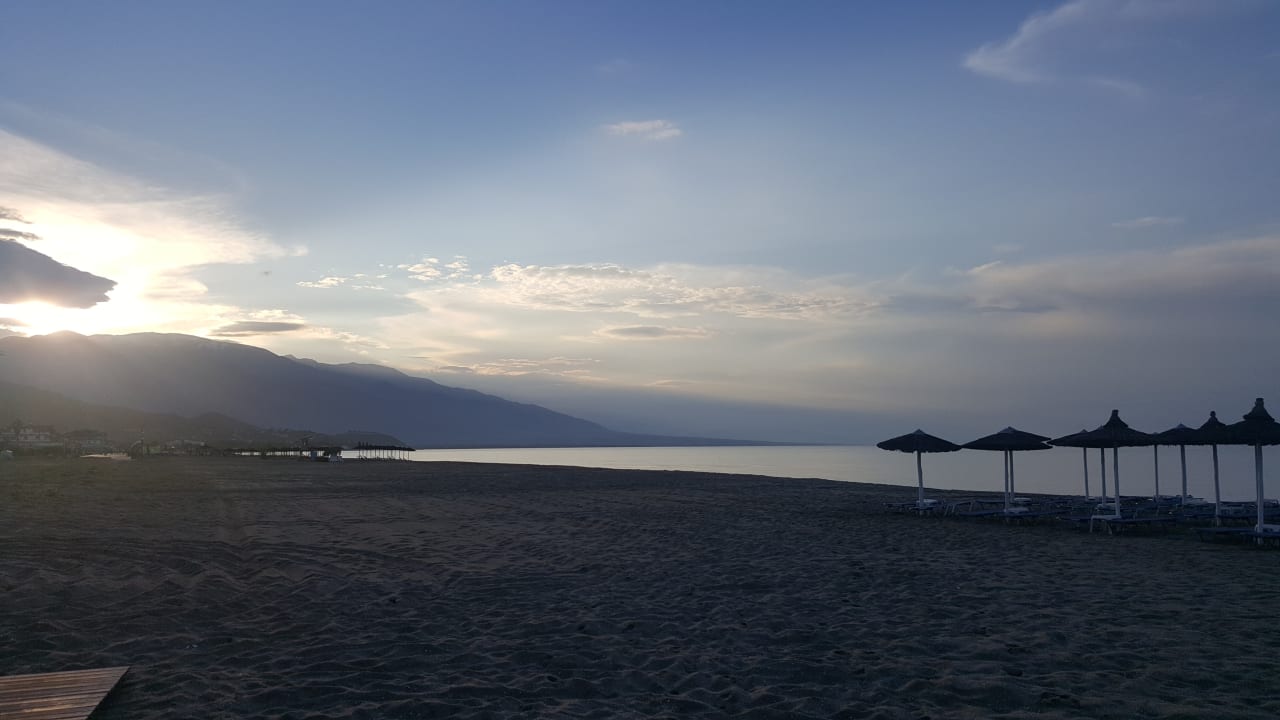 Sonnenuntergang am Strand Evilion Sea & Sun Hotel