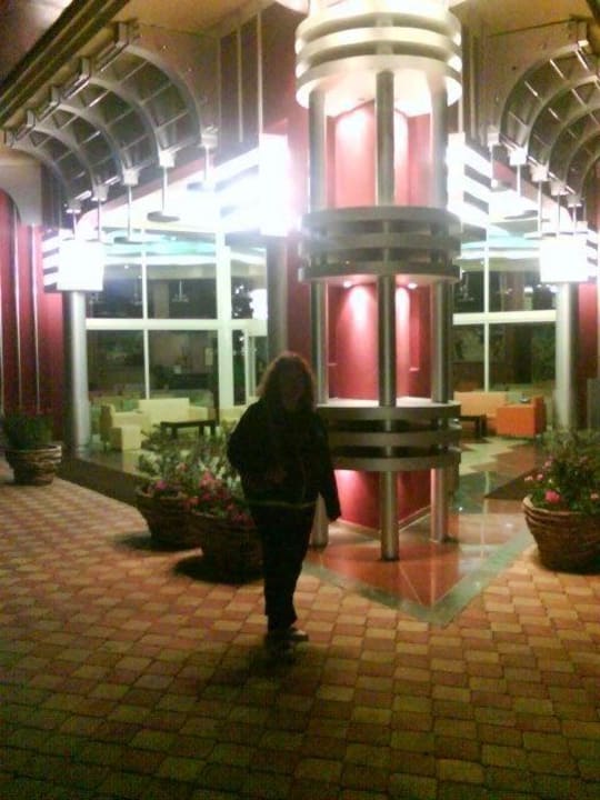 Eingang im Dunkel der Nacht toll beleuchtet! Hotel Orfeus Park