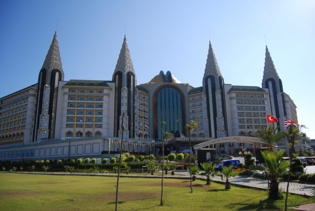 Отель со стороны дороги Hotel Delphin Imperial