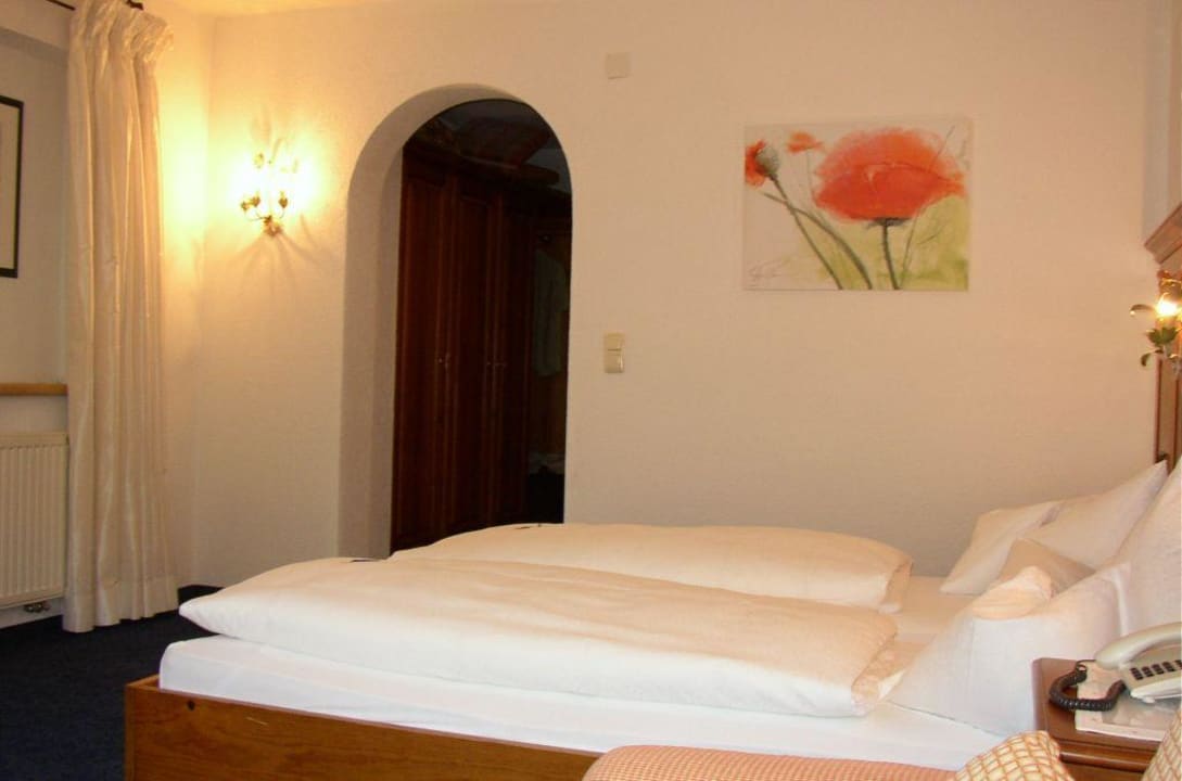 Blick auf den Eingangsbereich des Zimmers Hotel Zur Pfeffermühle