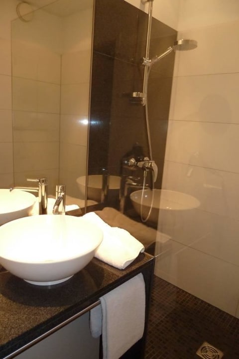 Dusche/ WC Motel One Hamburg Airport