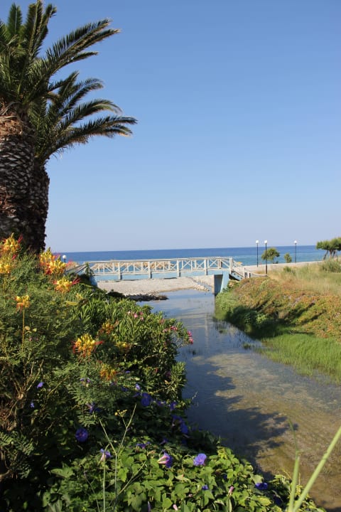 Blick Richtung Strand und Brücke Hotel South Coast