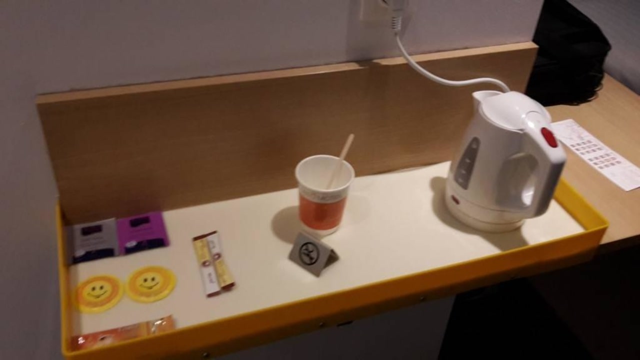Teestation im Zimmer B&B Hotel München-Moosach