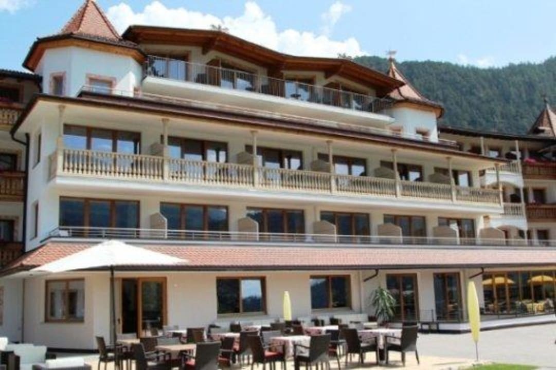 Die seitliche Terrasse mit vielen Außenplätzen Kronblick - Well-being Hotel