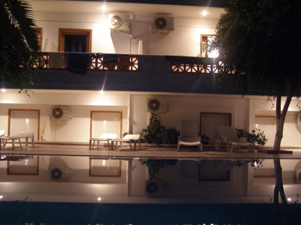 Hotel i Basen wieczorem D&D Resort