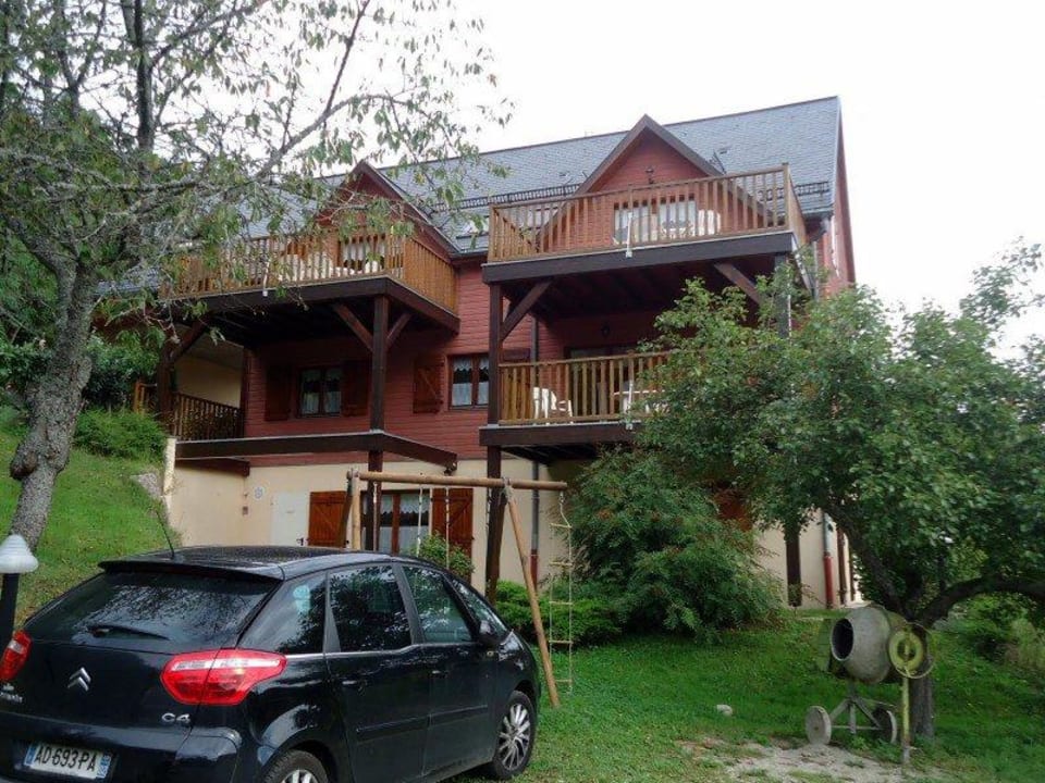 Jardin attenant au parking gratuit de l'hotel Hotel Domaine De Basil