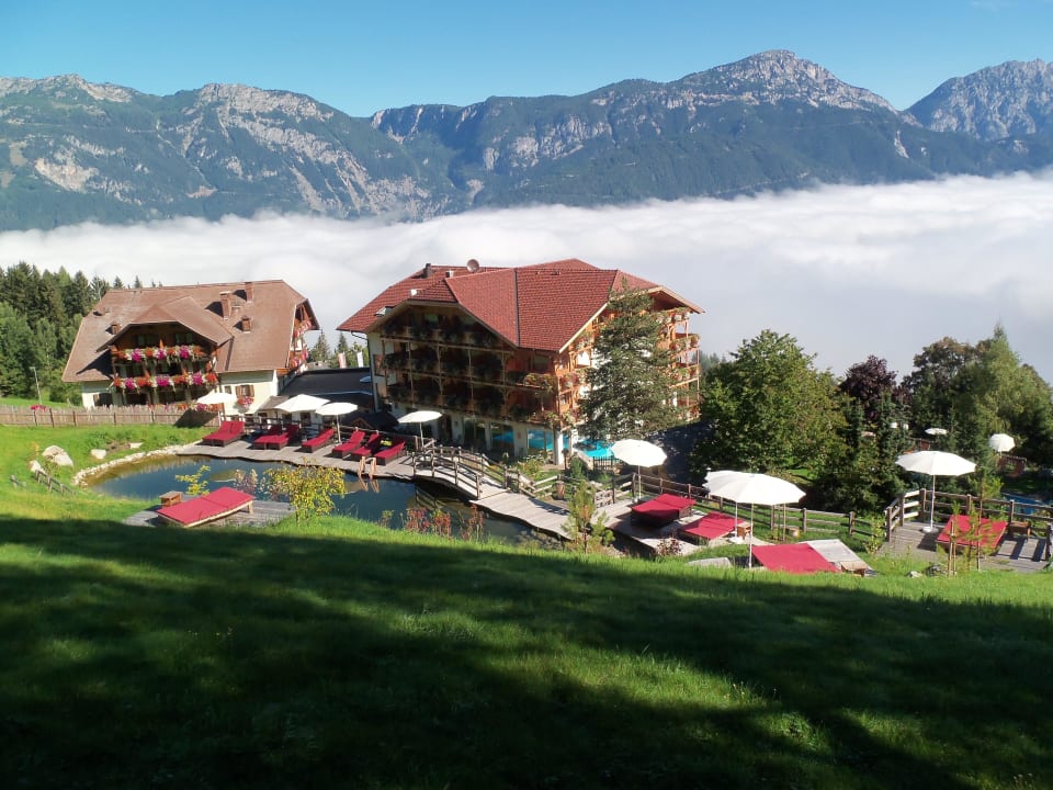 Blick aufs Hotel mit Naturteich Natur & Wellnesshotel Höflehner