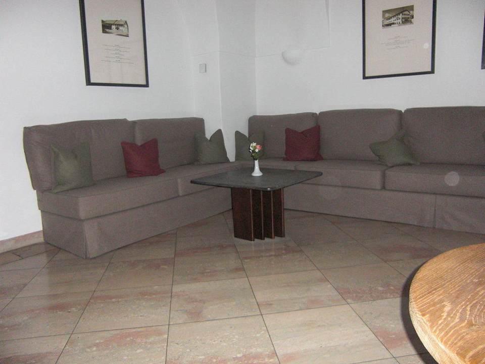 Sitzgelegenheiten im Eingangsbereich Hotel & Gasthof zur Post