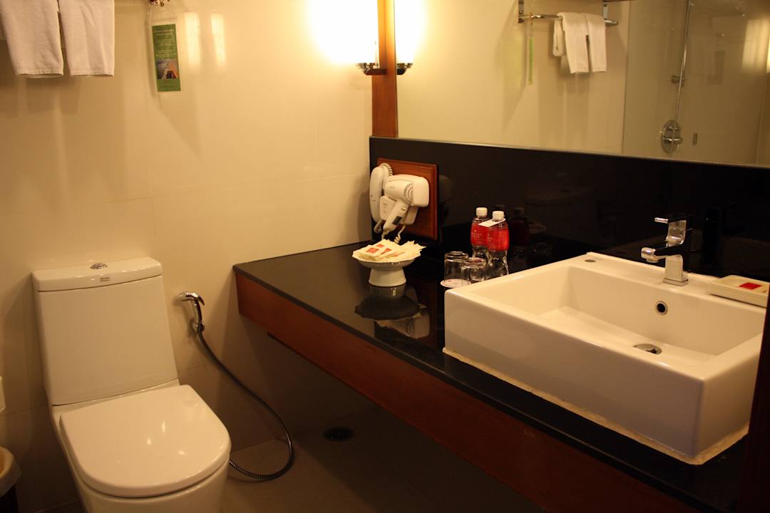 Badezimmer Ramada Plaza by Wyndham Bangkok Menam Riverside