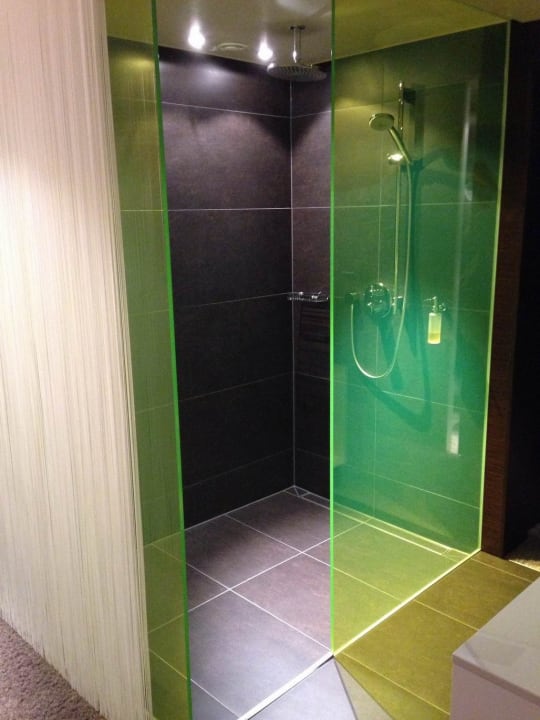 Wunderbare ebenerdige Dusche. Hotel Atrium Mainz