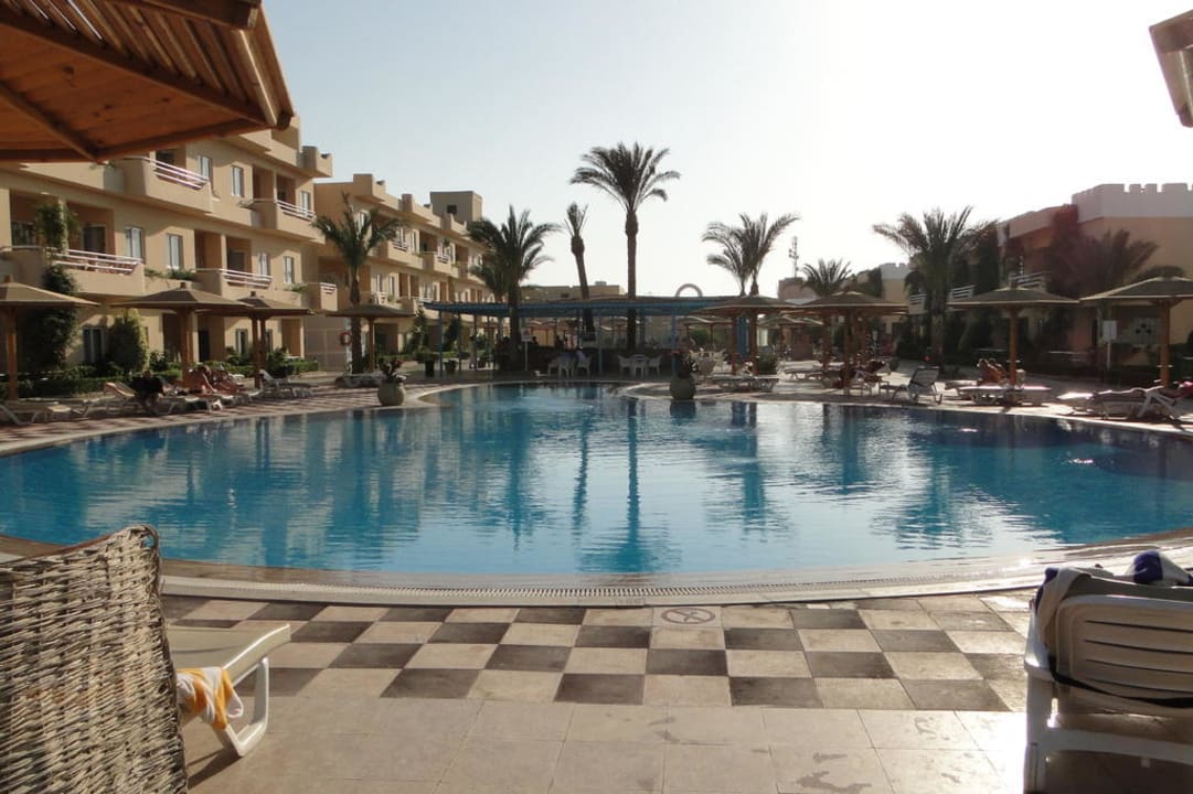 Pool an den Nebengebäuden des Hotels  Golden Beach Resort