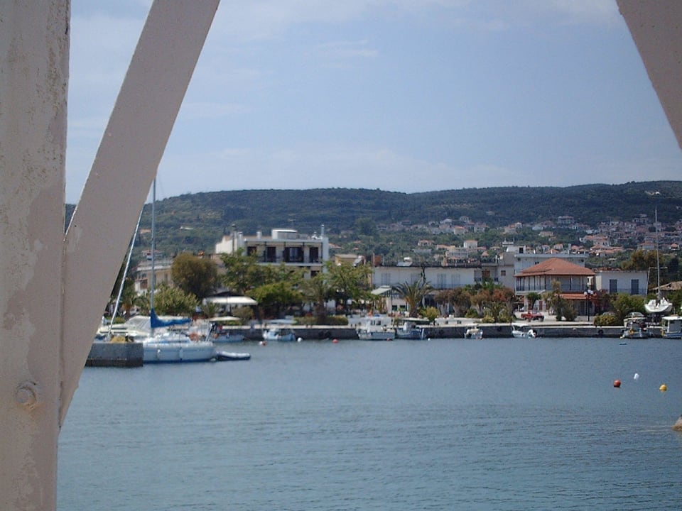 Hotelansicht vom Hafen aus Akroyali Hotel & Villas