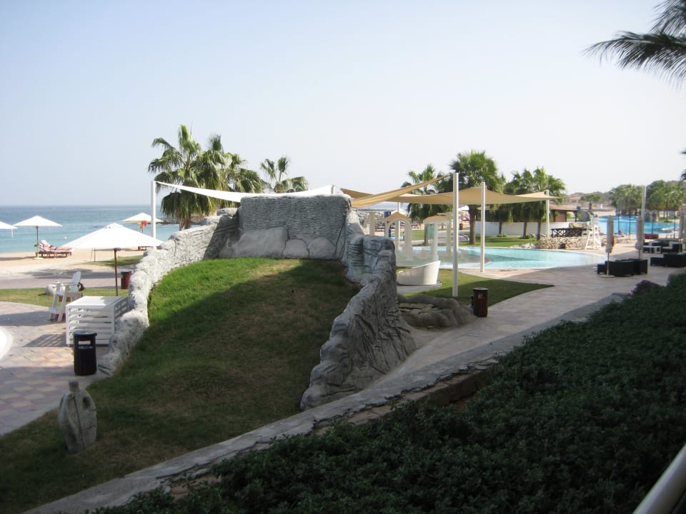 Poolanlage mit Blick auf das Meer Radisson Blu Resort Fujairah