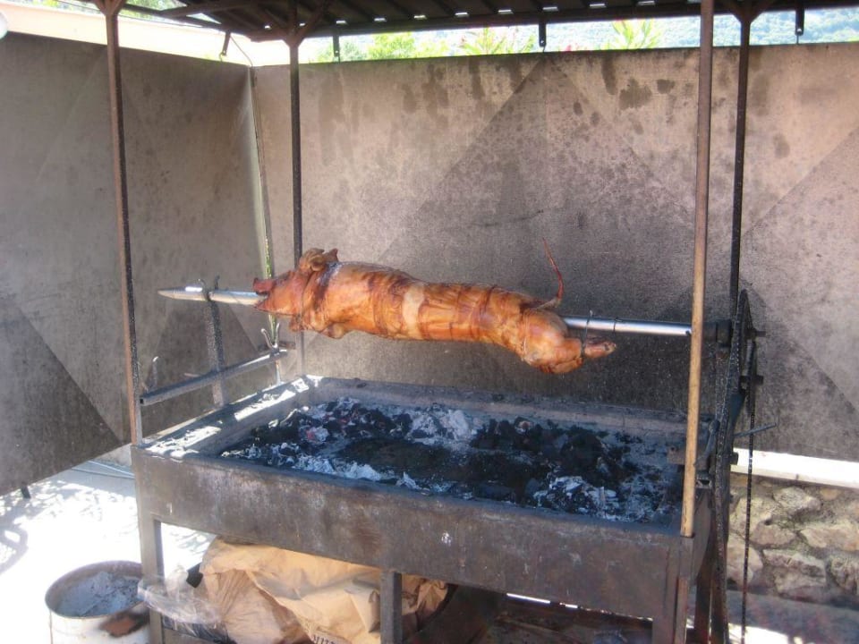 Spanferkel wird täglich gegrillt Narcis Hotel
