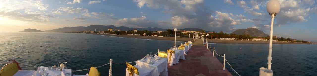 Panorama Bucht von Alanya mit Hotelstrand Labranda Alantur Resort