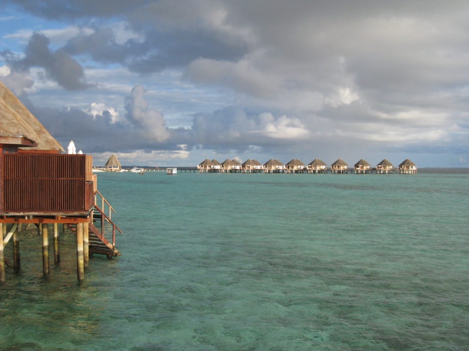 Die neuen Wasserbungalows von der Sundown-Bar aus Angaga Island Resort