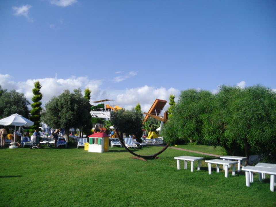 Der grüne Rasen Saturn Palace Resort Hotel