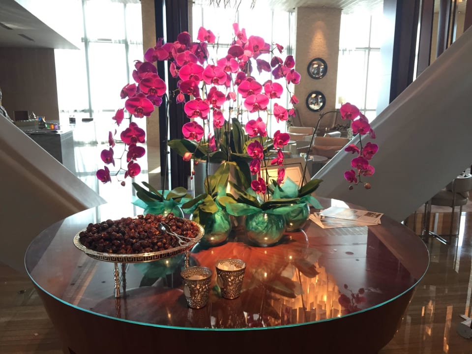 Snacks und schöne Dekoration im Lobbybereich Andaz Capital Gate Abu Dhabi - a concept by Hyatt