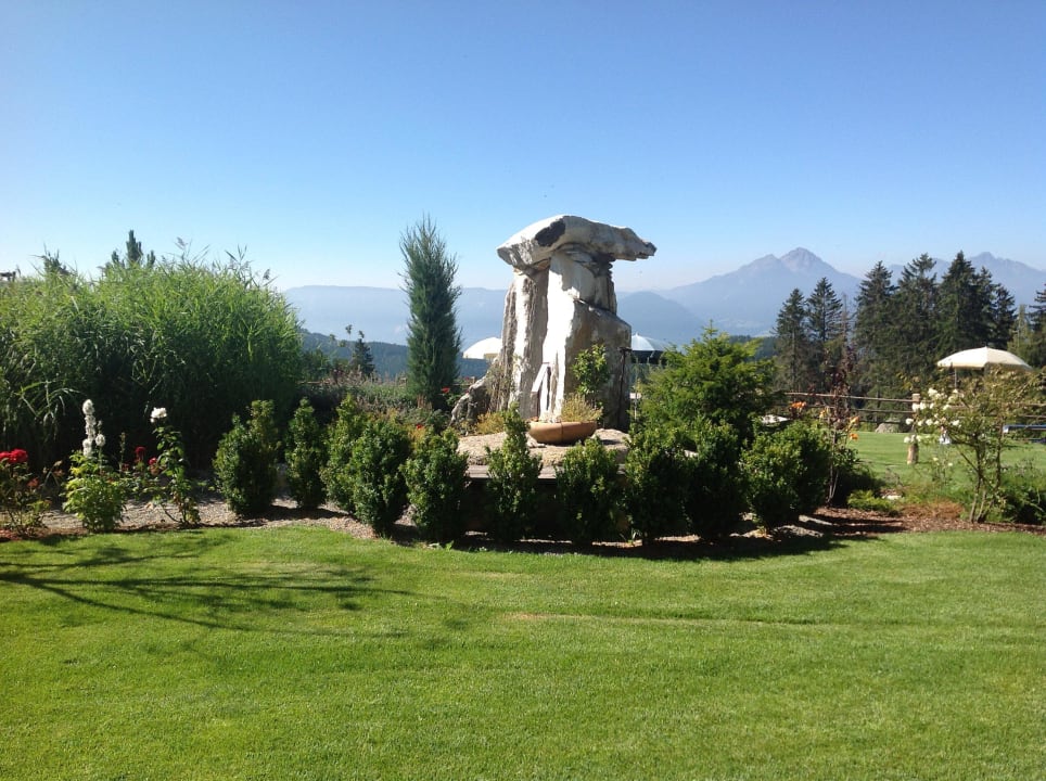 Blick aus dem Zimmer in den Garten Hotel Chalet Mirabell