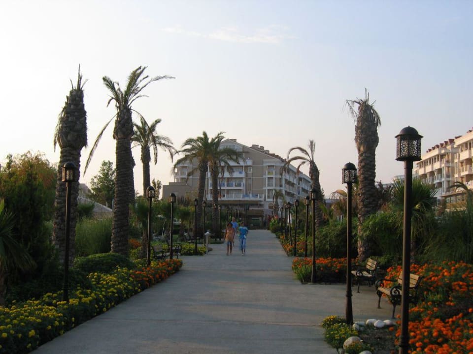 Weg von der Pool-Bar zum Strand Trendy Aspendos Beach Hotel