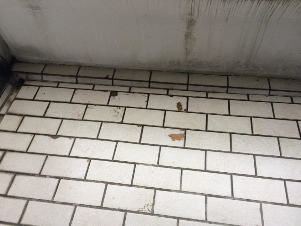 Balkonboden Fliesen defekt Amber Hotel Bavaria