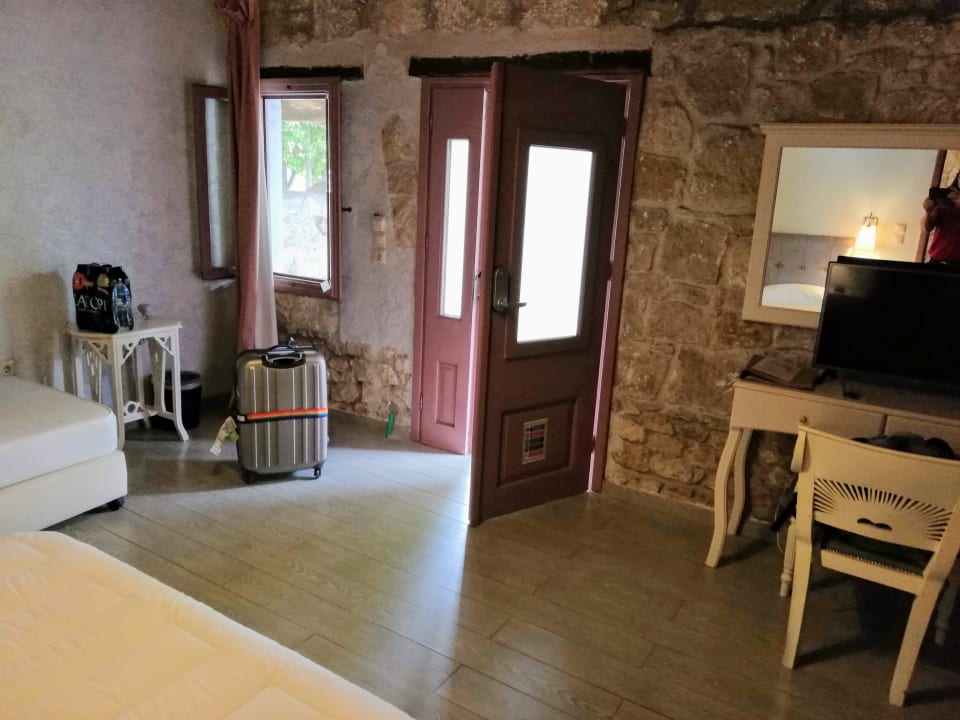 Zimmer Petrino Suites Hotel