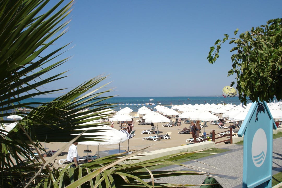 Blick über die Strandpromenade auf den Strand PALOMA Perissia