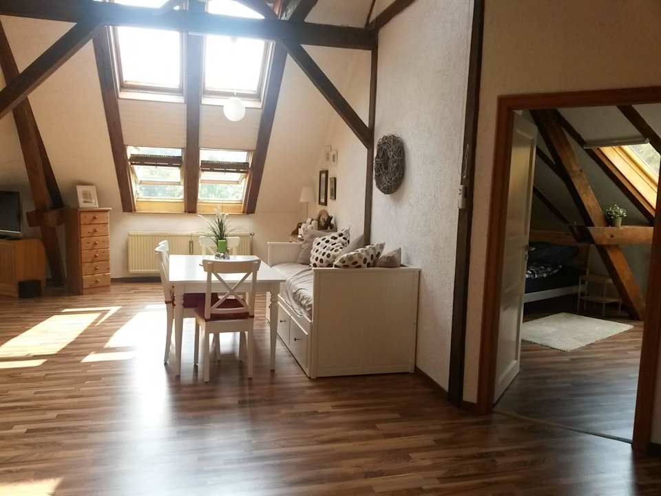 Essbereich mit Schlafzimmereingang rechts Große Ferienwohnung in alter Villa