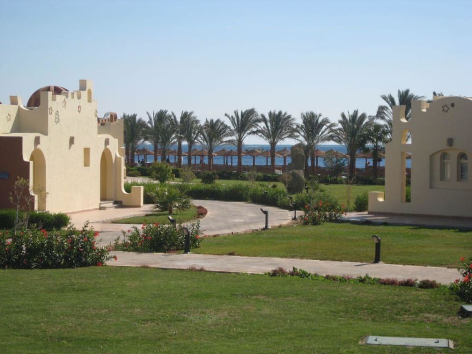 Hotelanlage mit Blick aufs Meer SUNRISE Royal Makadi Resort
