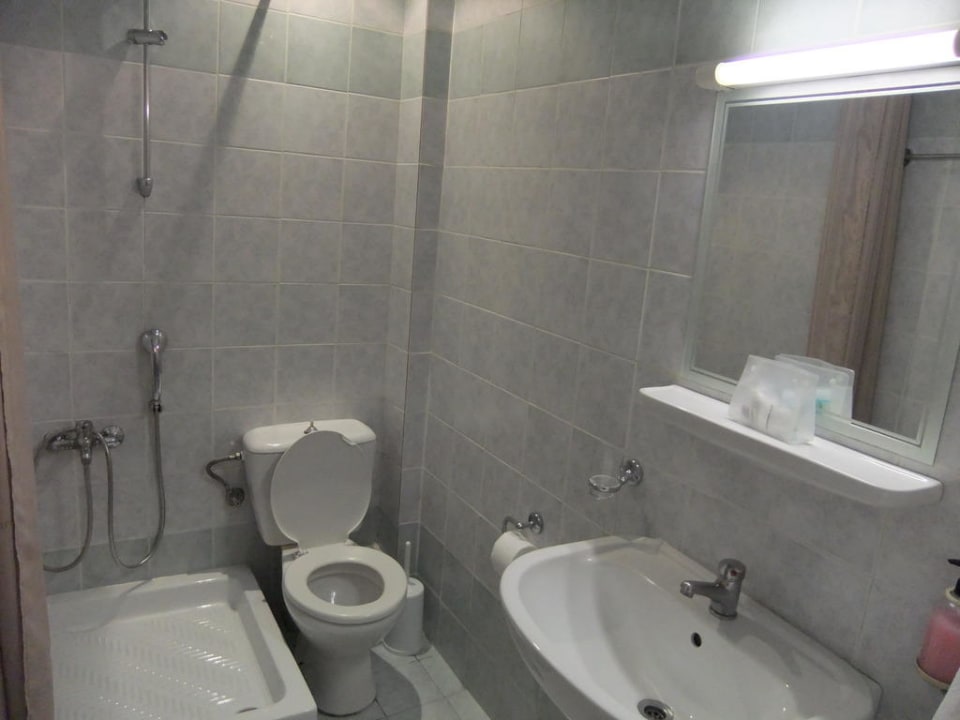 Grosses Badezimmer mit viel Platz, sauber und hell Hotel Philip