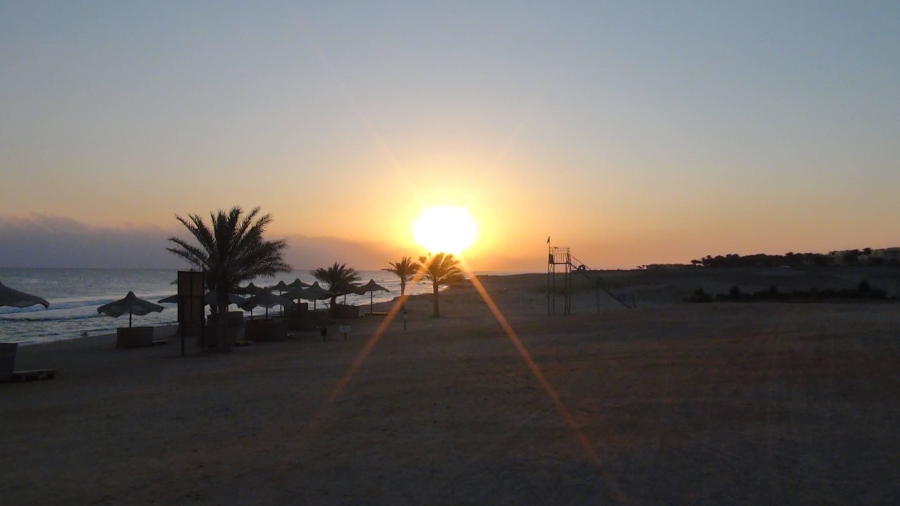 Wschód słońca Three Corners Sea Beach Resort