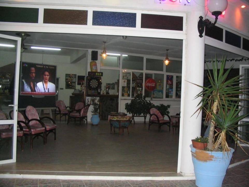 Bar am Strand im Nikita's Rooms Atlantica Marmari Beach