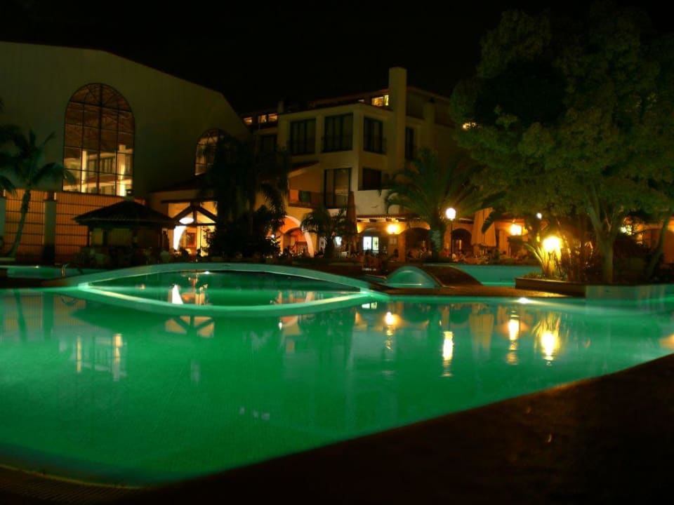 Poolanlage bei Nacht Park Club Europe