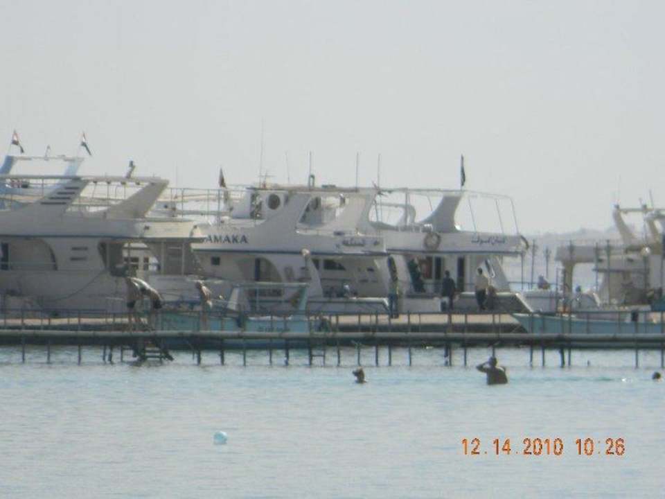 Es standen viele Boote in der Bucht! The Grand Hotel Hurghada